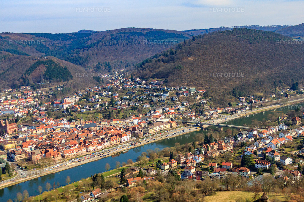 Luftbild: Altstadt am Neckarufer von Westen in Eberbach im Bundesland Baden-Württemberg in Deutschland. Foto: IMG_38058.jpg vom 12.03.2011 durch Werner Riehm/FLY-FOTO.de