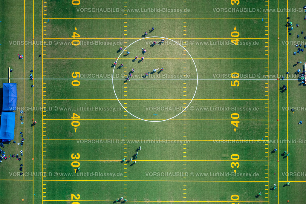 Herne220503253 | Luftbild, Die Herne Black Barons auf dem American Football Spielfeld, Horststadion Herne, Holsterhausen, Herne, Ruhrgebiet, Nordrhein-Westfalen, Deutschland