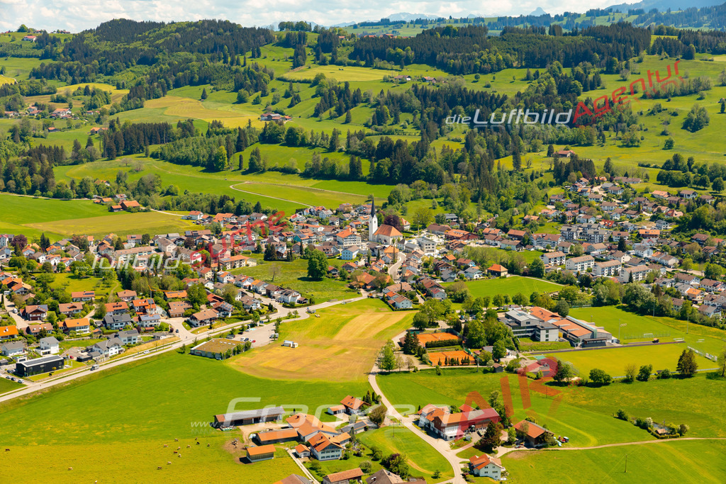 sulzberg-schraegluftbild-834-jahr-2024 | Das Luftbild zeigt :  Sulzberg - Die Luftaufnahme wurde 2024 vom UL-Flugzeug aus erstellt ( keine Drohne ) - Hochauflösende Luftaufnahme - Für grossformatige Ausdrucke geeignet. Die Geschenkidee !Mit Lizenz und Bildrechte bestellbar