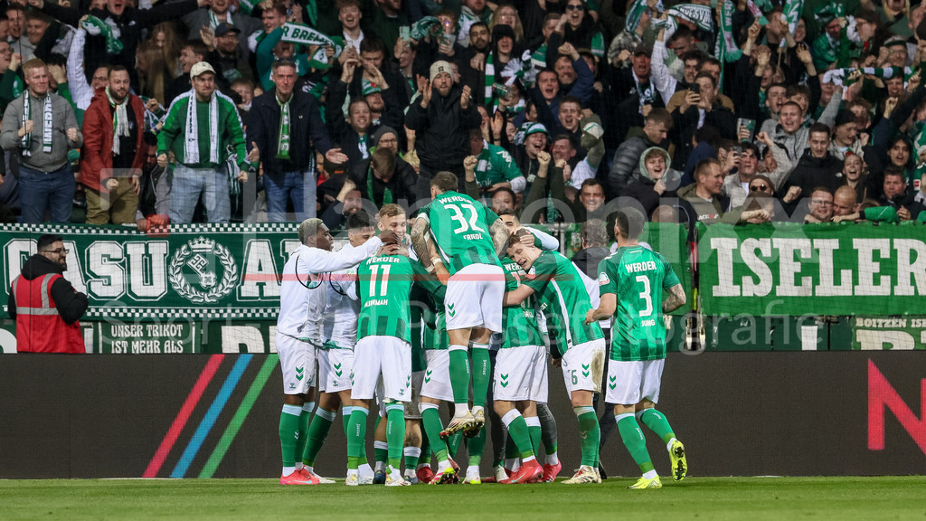 Fussball, Bundesliga, SV Werder Bremen - Eintracht Frankfurt | v.li.: Spieler des SV Werder Bremen mit Torjubel, Jubel, jubeln, jubelt, optimistisch, Spielszene, Highlight, Freude über das Tor zum 2:0, DIE DFL-RICHTLINIEN UNTERSAGEN JEGLICHE NUTZUNG VON FOTOS ALS SEQUENZBILDER UND/ODER VIDEOÄHNLICHE FOTOSTRECKEN. DFL REGULATIONS PROHIBIT ANY USE OF PHOTOGRAPHS AS IMAGE SEQUENCES AND/OR QUASI-VIDEO.