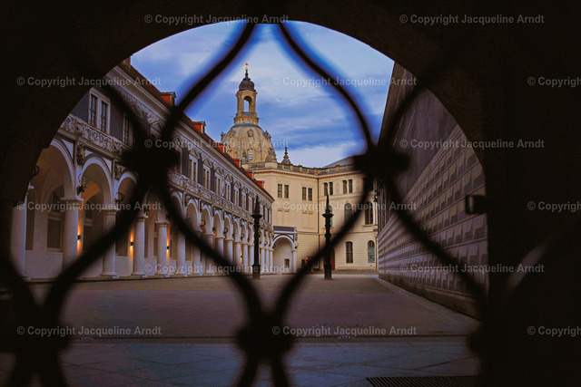 stallhof Kopie | Fotografie Photography Dresden Photoshooting  Fotoshooting Fotografin Dresdencity Bilder  Foto Dresdenvideos Kalender Postkarten Bilderdownload Portrait Hochzeitsfotografie Familienfotos Bewerbungsbilder Studiofotografie Fotograf Dresdenbilder Business - Realisiert mit Pictrs.com