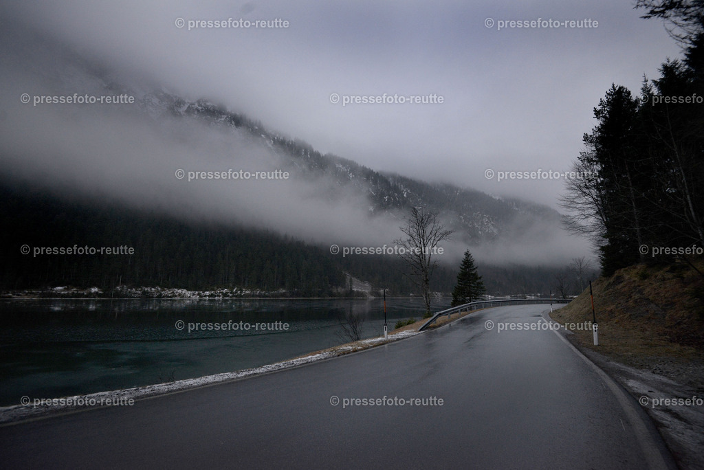 welltvi-plansee-Morgen-Stimmung-trueb-11012020-WTV_0581 | Info aus dem Bezirk Reutte/Ausserfern Tirol sowie eine umfangreiche Bilddatenbank über die gesamte Region: Lechtal, Talkessel Reutte, Tannheimertal, Zwischentoren. Lech, Plansee, Zugspitze, Grenztunnel, B179, Fernpassstraße, Verkehr, Lawinen, Tradition, - Realisiert mit Pictrs.com
