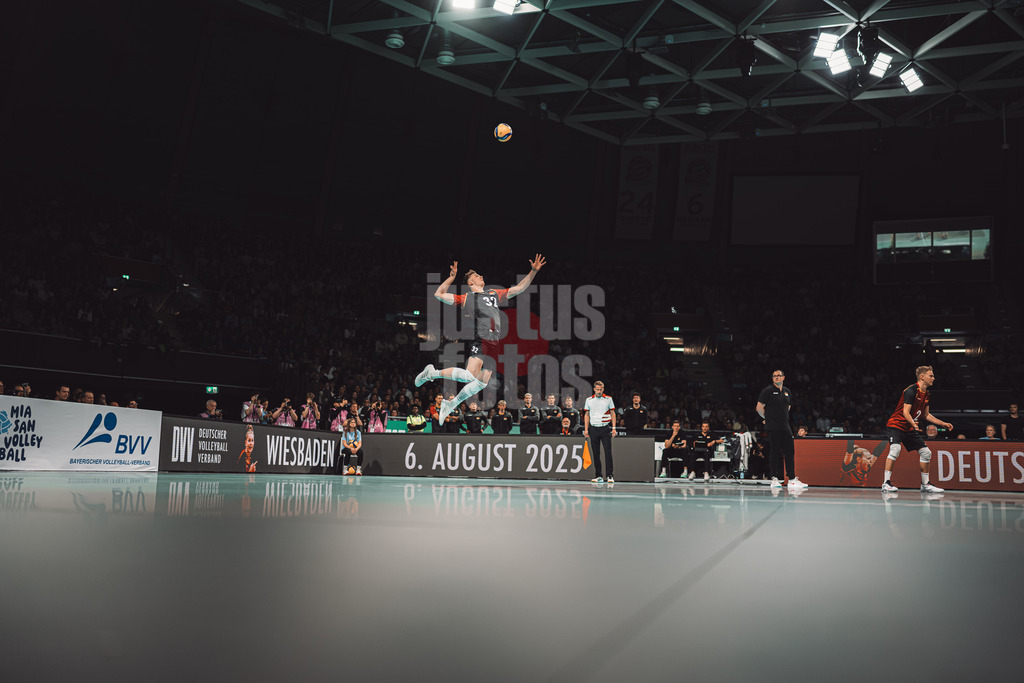 Volleyball | Männer | Testspiel | Deutschland vs. Italien | 26.05.2025 | Theo Mohwinkel (#32, Deutschland) beim Aufschlag