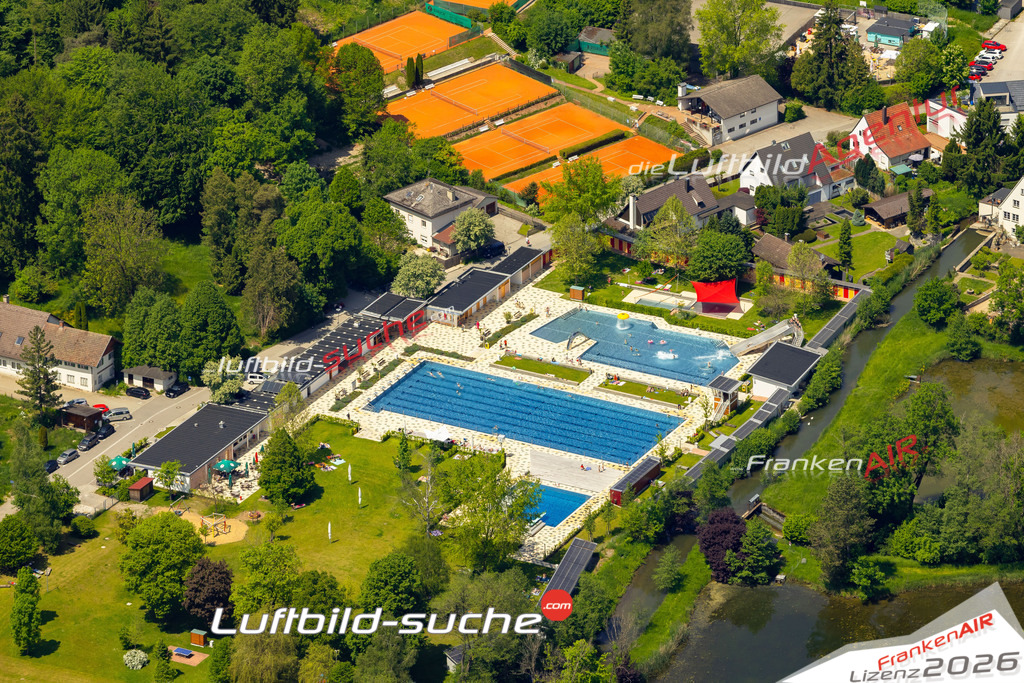 Das Luftbild zeigt Schwimmbad Mindelheim - Die Luftaufnahme wurde 2023 vom UL-Flugzeug aus erstellt ( keine Drohne ) - Hochauflösende Luftaufnahme - Für grossformatige Ausdrucke geeignet. Die Geschenkidee !Mit Lizenz und Bildrechte bestellbar