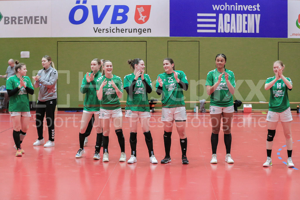 Handball, 2. Bundesliga Frauen, SV Werder Bremen - HSG Freiburg | v.li.: Spielerinnen des SV Werder Bremen mit dem Dank an die Fans, Zuschauer für die Unterstützung, bedanken, Dank, jubeln über den Sieg, Freude über das gewonnene Spiel, Jubel, Lachen