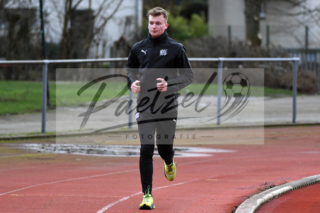 20200225_TRAOSN_0060 | Fussball, Herren: Torhueter Tom Planitz (VfL Osnabrueck) schaut waehrend der Trainingseinheit des VfL Osnabrueck im Sportpark Illoshoehe am 25.02.2020 in Osnabrueck, Deutschland. - Realisiert mit Pictrs.com