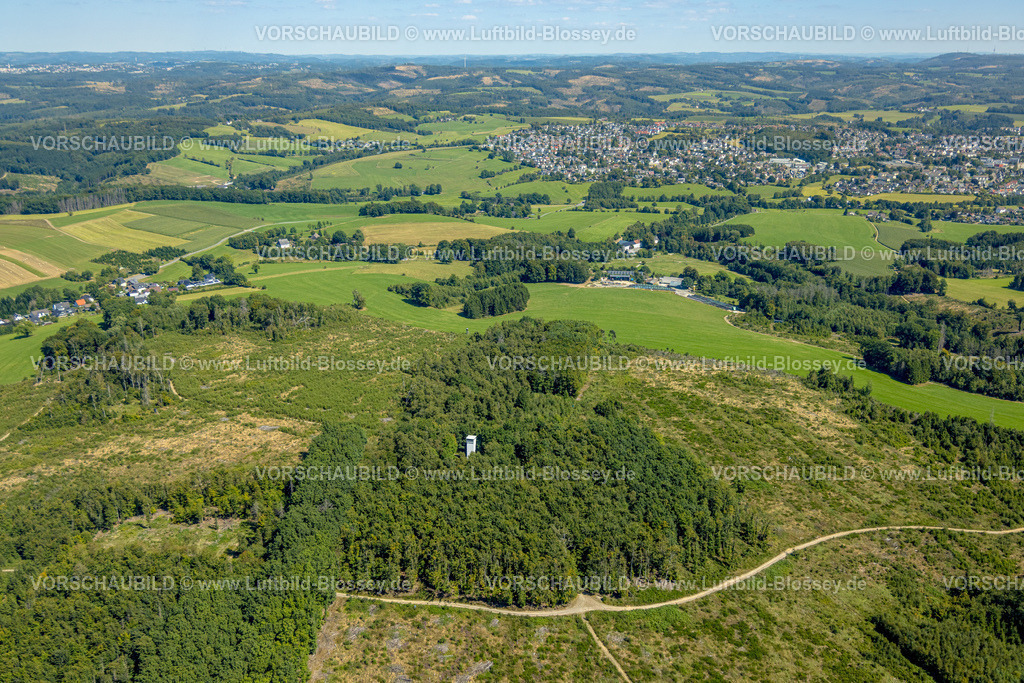 Kierspe250813244 | Luftbild, Wienhagener Turm im Wald, Denkmal für die Gefallenen des Ersten Weltkriegs, Wiesen und Felder mit Fernsicht, Waldschäden, Blick nach Kierspe, Elbringhausen, Kierspe, Sauerland, Nordrhein-Westfalen, Deutschland