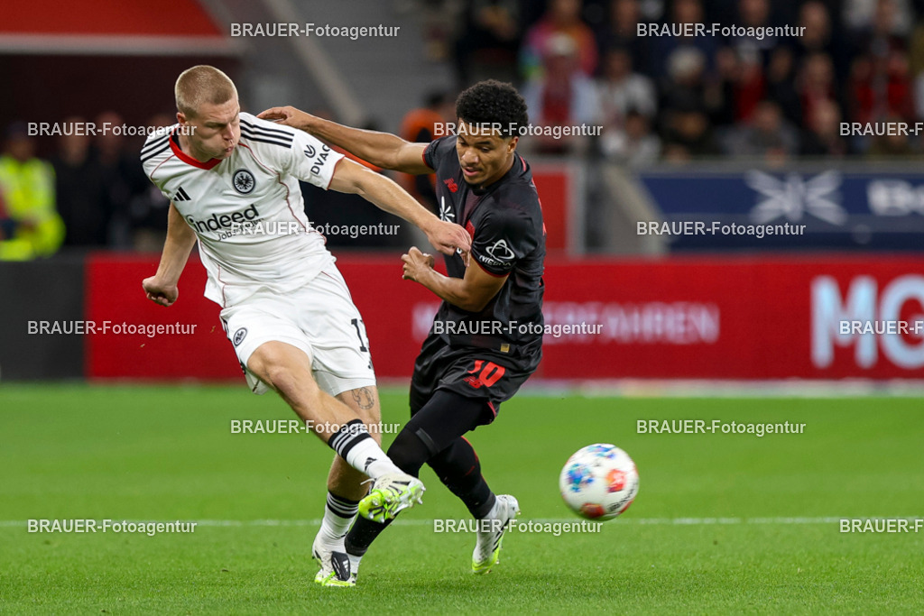 Bayer 04 Leverkusen vs Eintracht Frankfurt - Bundesliga  | Leverkusen, Deutschland, 12.09.25:   Rasmus Kristensen (Eintracht Frankfurt) und Malik Leon Tillmann (Bayer 04 Leverkusen) im Kampf um den Ball waehrend des Spiels der Bundesliga zwischen  Bayer 04 Leverkusen vs Eintracht Frankfurt in der BayArena(Foto von Brauer-Fotoagentur / Adrian Schlueter)