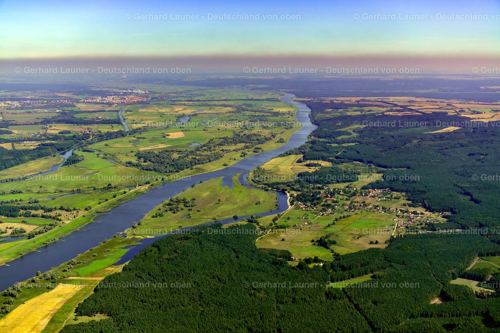 3637431 | Nationalpark Unteres Odertal bei SCHöNEBERG 25.08.2016 Grasflächen- Strukturen einer Wiesen- und Feld Landschaft in der Auen- Niederung am Ufer des Flußverlaufes der Oder in Schöneberg im Bundesland Brandenburg, Deutschland // Grassland structures of a meadow and field landscape in the lowland on the banks of the river Oder in Schöneberg in the state Brandenburg, Germany Foto: Gerhard Launer