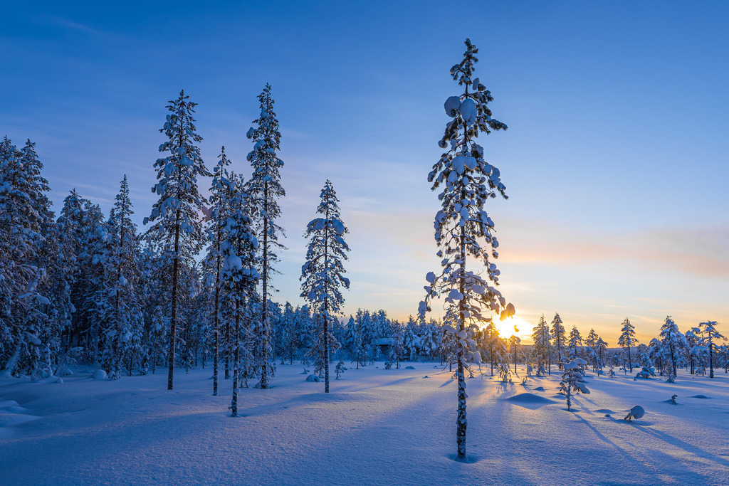Landschaft im Winter mit Sonnenuntergang und Wald in Äkäslompolo, Finnland | Landschaft im Winter mit Sonnenuntergang und Wald in Äkäslompolo, Finnland.