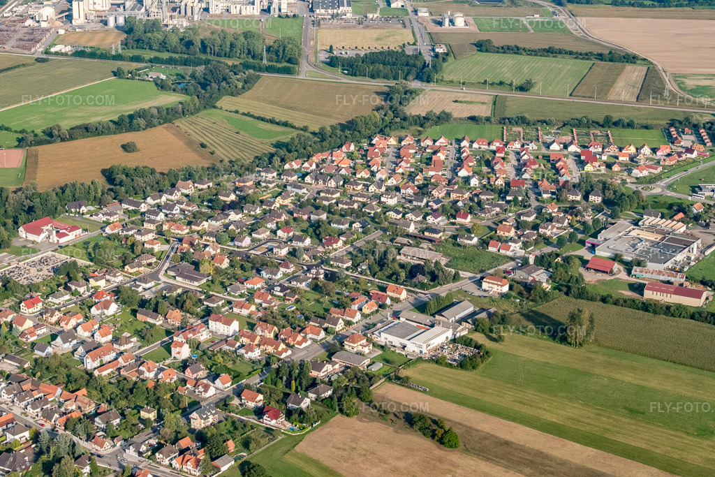 Aerial view: Rte du Rhin in Beinheim in the state Bas-Rhin, France. – Photo: P1000899.jpg taken on 09/15/2014 by Werner Riehm/FLY-FOTO.com – Resolution of the original: 5472 x 3648 px