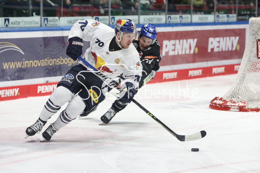 Augsburger Panther - EHC RB München | Maximilian DAUBNER (RBM #70) im Duell mit Matthew PUEMPEL (AEV #73) / Zweikampf