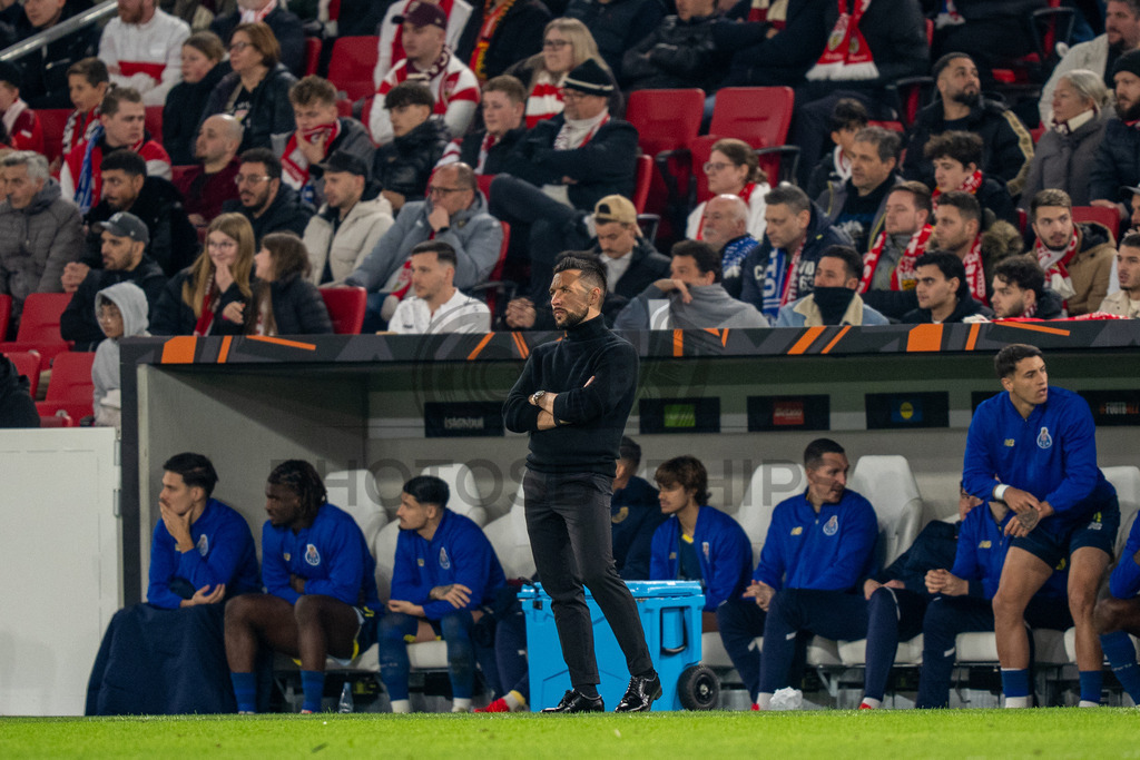 VfB Stuttgart vs. FC Porto, Fussball, Europa League, Achtelfinale, Hinspiel, 12.03.2026 | Francesco Farioli (Trainer FC Porto),VfB Stuttgart vs. FC Porto, Fussball, Europa League, Achtelfinale, Hinspiel, 12.03.2026Foto: photosbyphips/Philip Ziegler