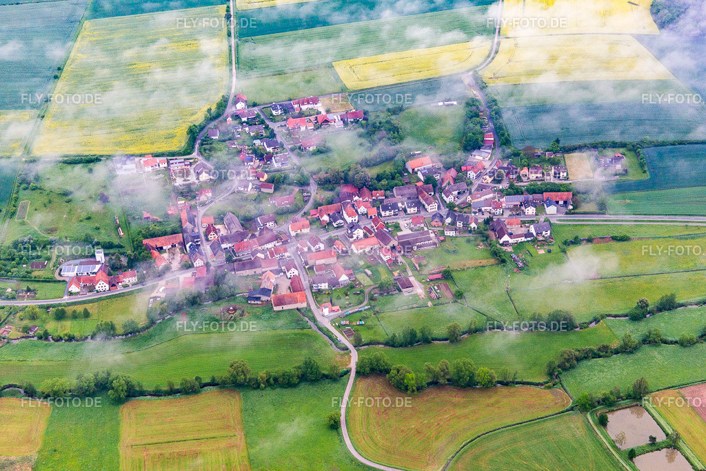 Ort unter Wolken | Luftbild: Ort unter Wolken im Ortsteil Zettmannsdorf in Schönbrunn im Bundesland Bayern in Deutschland. Foto: IMG_099757.jpg vom 25.05.2017 durch Werner Riehm/FLY-FOTO.de - Realisiert mit Pictrs.com