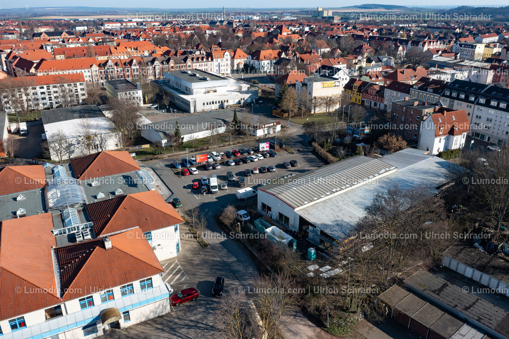 10049-51603 - Klubhaus und Einkaufsmarkt in Halberstadt | Stockfoto und Bilderpool mit Bildmaterial aus Deutschland, dem Harz, Halberstadt, Quedlinburg, Wernigerode und weltweit. Qualitativ hochwertige und professionelle Fotos anschauen und kaufen. - Realisiert mit Pictrs.com