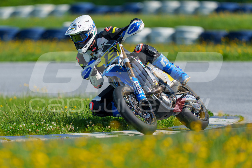 SuperMoto_Staatsmeisterschaft_Greinbach_087 | GRIPcapture steht für authentische Sportfotografie in Österreich – für Momente, die mehr sind als Geschwindigkeit oder Ergebnis. Es geht um Emotion, Spannung, Fokus und den Augenblick, der oft nur einen Wimpernschlag dauert.Ob Motorsport, Teamsport oder 