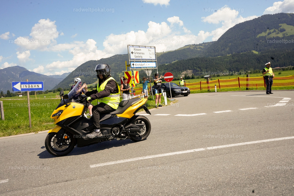 247_20230817_Bewerb_Maenner_Muehlanger | AUT - OESTERREICH, 2023-08-16: SPORT RENNRAD-FAHREN - 55. INTERNATIONALER RADWELTPOKAL IN ST. JOHANN IN TIROL  - Vintage-Radrennen mit WM-Bronze-Medaillen-Siegerin Christina Schweinberger, den Teilnehmer und Alexander Baumann (vom Orginastions-Team) - TAG 2 BEWERB MAENNER IN SECHS GRUPPEN  ; Foto: Roland Muehlanger
