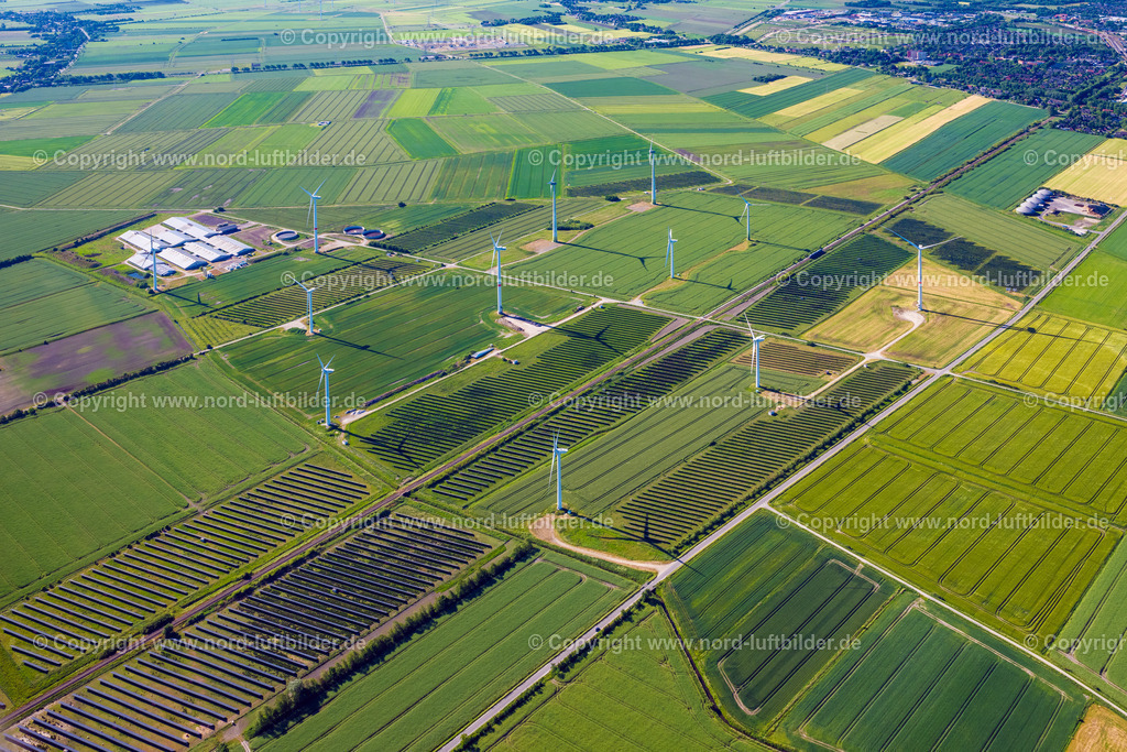Bosbüll_Solar_Park_Windpark_ELS_7915100623 | BOSBüLL 10.06.2023 Rotorköpfe und Windrad- Rohrtürme von Windenergieanlagen ( WEA ) ragen empor auf einem Feld in Bosbüll im Bundesland Schleswig-Holstein, Deutschland. // Wind turbine windmills on a field in Bosbuell in the state Schleswig-Holstein, Germany. Foto: Martin Elsen