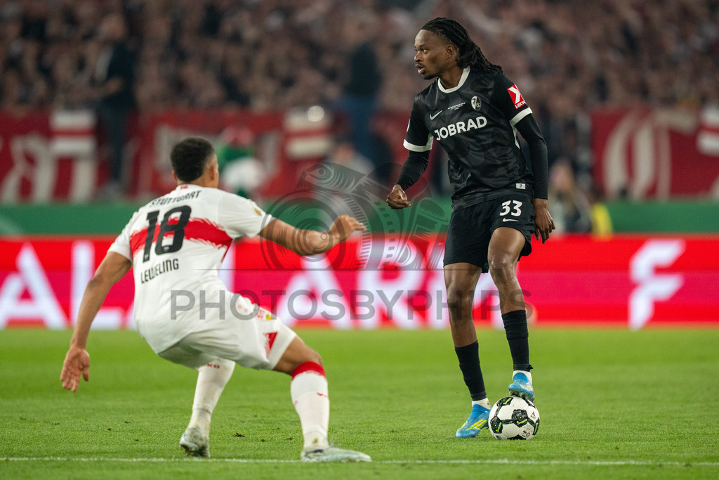VfB Stuttgart vs. SC Freiburg, Fussball, DFB-Pokal, Halbfinale, 23.04.2026 | Jordy Makengo (SC Freiburg, #33) am Ball,VfB Stuttgart vs. SC Freiburg, Fussball, DFB-Pokal, Halbfinale, 23.04.2026DFB regulations prohibit any use of photographs as image sequences and/or quasi-video