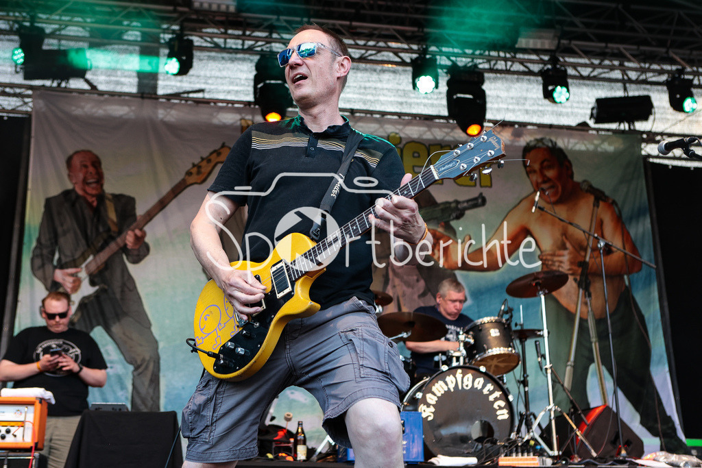 Sommer am Kiez | Nikolaj "Sonnenscheisse" von der Band "Die Kassierer" beim Auftritt auf dem Augsburger Festival "Sommer am Kiez" an der Gitarre / Livemusik / Konzert / Musik / Laut / Punk / Punkmusik / Gitarrist