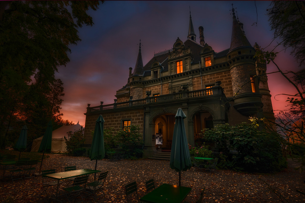 Schloss Hünegg | Schloss Hünegg Ende Oktober. Die zeitliche Nähe zu Halloween und das Morgenlicht inspirierte mich zu dieser Geisterschloss-Bearbeitung.
------------------------------------------------------------
Hünegg Castle at the end of October. The close proximity to Halloween and the morning light inspired me to edit this ghost castle.
------------------------------------------------------------
Dieser Druck ist in einer limitierten Auflage von 5 Exemplaren erhältlich. 
This print is available in a limited edition of 5 copies. 
http://art.hess.photography/84-schloss-huenegg.html - Realisiert mit Pictrs.com