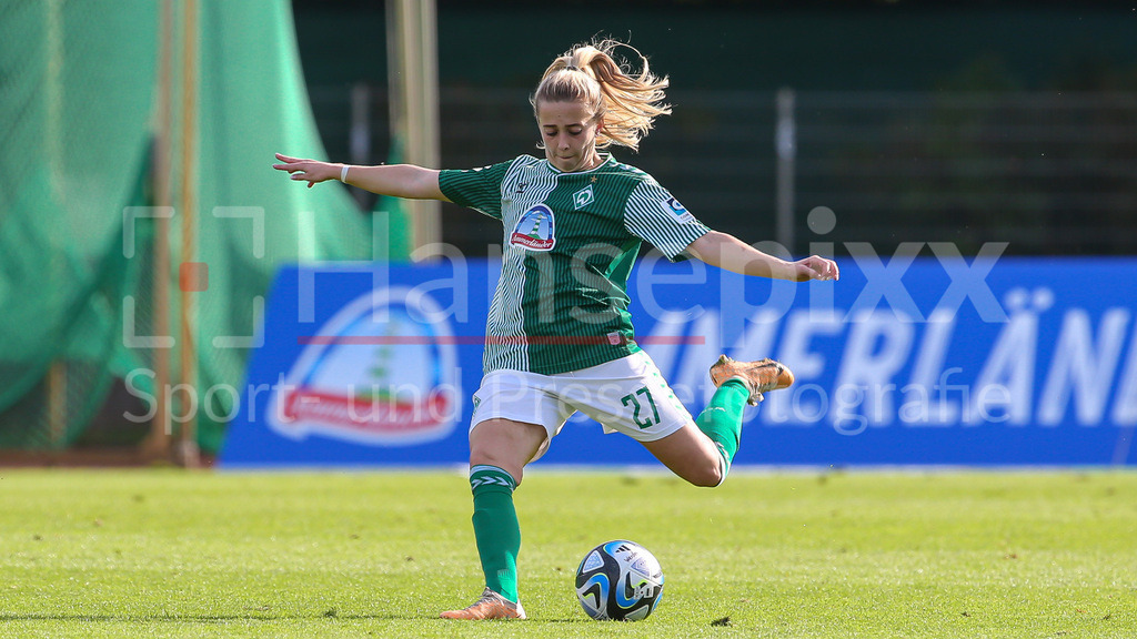 Fussball, Google Pixel Frauen-Bundesliga, SV Werder Bremen - TSG 1899 Hoffenheim | v.li.: Nina Lührßen (SV Werder Bremen, 27) Freisteller, Einzelbild, Ganzkörper, Aktion, Action, Spielszene, DIE DFB-RICHTLINIEN UNTERSAGEN JEGLICHE NUTZUNG VON FOTOS ALS SEQUENZBILDER UND/ODER VIDEOÄHNLICHE FOTOSTRECKEN. DFB REGULATIONS PROHIBIT ANY USE OF PHOTOGRAPHS AS IMAGE SEQUENCES AND/OR QUASI-VIDEO.