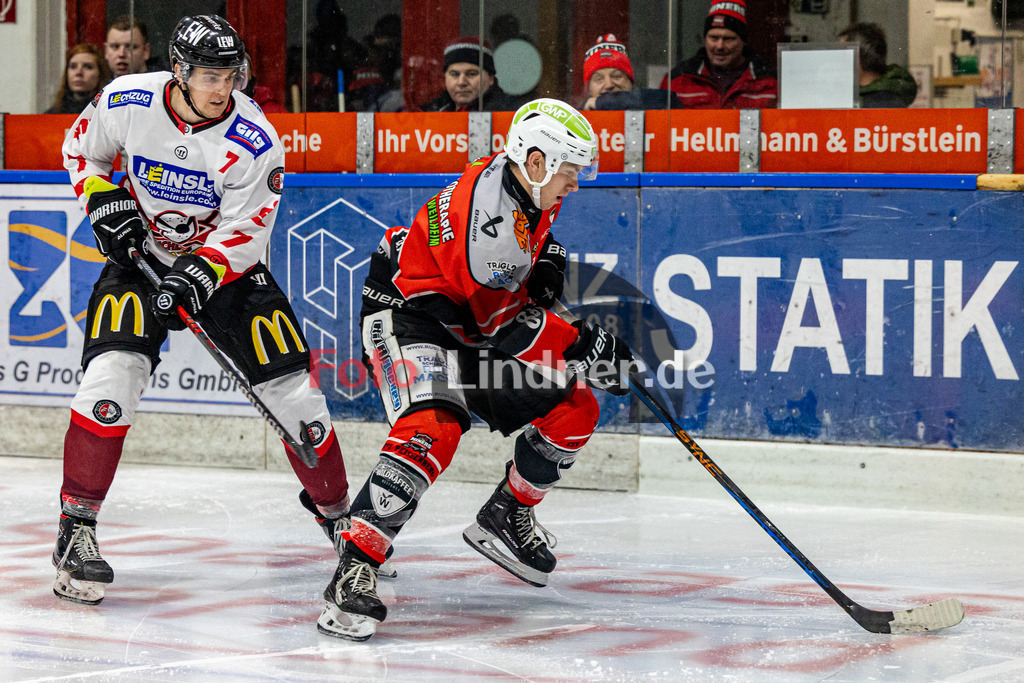 TSV Peißenberg Miners vs ESV Buchloe Pirates | Eishockey Bayernliga 2023/2024, TSV Peißenberg Miners vs ESV Buchloe Pirates,
Kampf um den Puck Max DROPMANN (Pirates 7) und Zackary BROSS (Miners 88),
2023-11-10 in Peißenberg (Eisstadion)
7 Max DROPMANN (Pirates 7), 88 Zackary BROSS (Miners 88)
Copyright: WolfgangxLindner foto-lindner.de