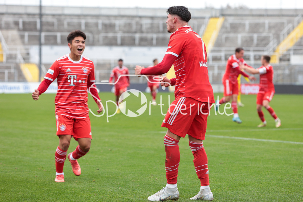 FC Bayern Amateure - FC Wuerzburger Kickers | DIe Bayern jubeln ueber den Siegtreffer von Yusuf KABADAYI (FCB #7)