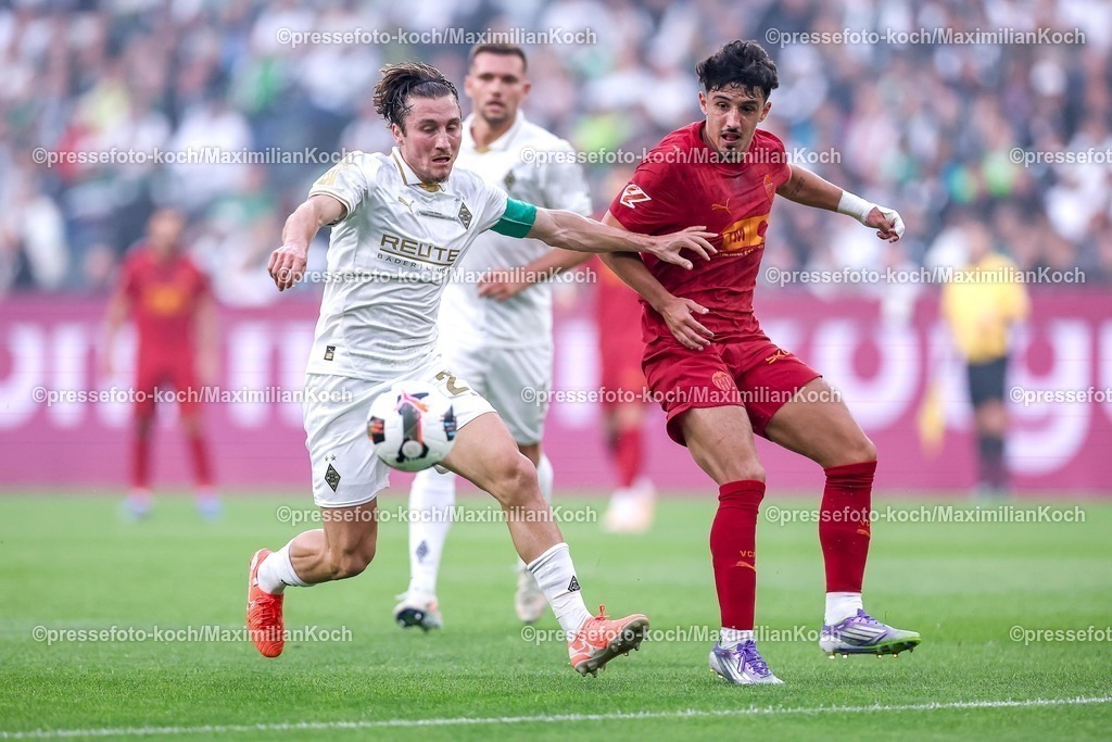 BMG02082501010 | 02.08.2025, Fußball, Borussia Mönchengladbach - FC Valencia, 125 Jahrfeier Jubiläumsspiel, Borussia-Park, Saison 2025 2026: Rocco Reitz&nbsp;(Borussia Mönchengladbach #27) im Zweikampf gegen  Diego Lopez&nbsp;(FC Valencia #16)  DFB regulations prohibit any use of photographs as image sequences and or quasi-video.