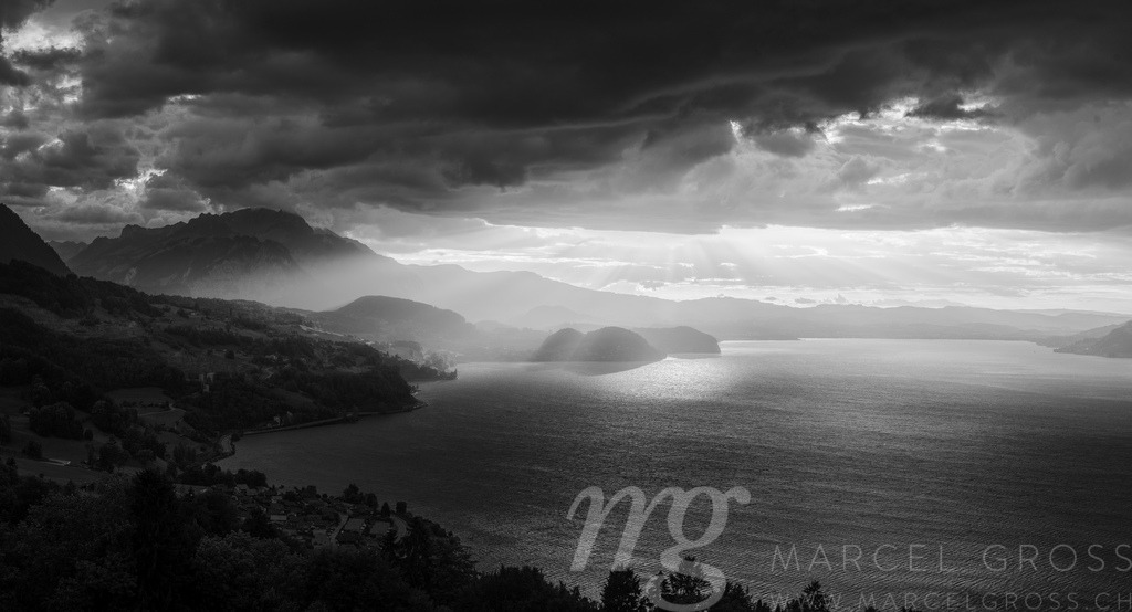 dramatic sunset over Lake Thun with Stockhorn ridge, Spiez and Faulensee | Die ideale Geschenkidee für Naturliebhaber. Naturbilder von Marcel Gross Photography für ihr Zuhause in den verschiedensten Formaten und Materialien. - Realisiert mit Pictrs.com