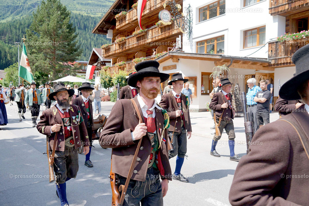 e26-news-2023-Juli23-Regimentsschuetzenfest3-Steeg-UMZUG_DORF-DSC07466 | Info aus dem Bezirk Reutte/Ausserfern Tirol sowie eine umfangreiche Bilddatenbank über die gesamte Region: Lechtal, Talkessel Reutte, Tannheimertal, Zwischentoren. Lech, Plansee, Zugspitze, Grenztunnel, B179, Fernpassstraße, Verkehr, Lawinen, Tradition, - Realisiert mit Pictrs.com
