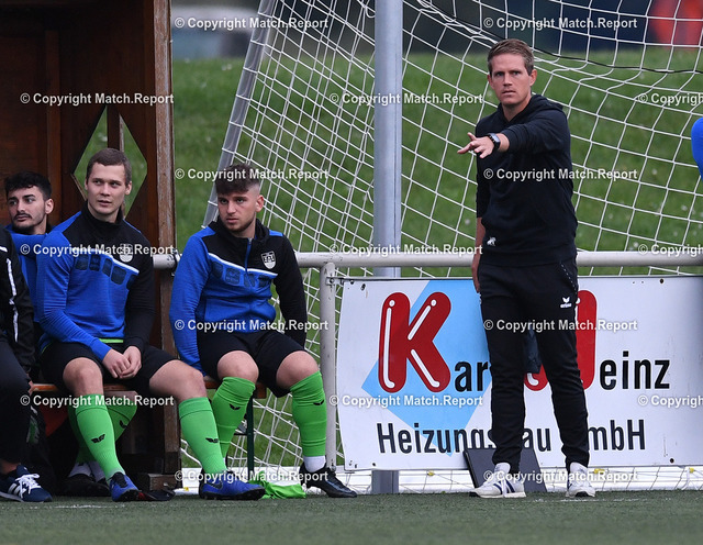 Fussball Bezirksliga  2021/2022: TuS Ergenzingen - SV Baiersbronn | Fussball  Bezirksliga  2021/2022    15.09.2021TuS Ergenzingen - SV BaiersbronnTUS-Trainer Michael Sattler (re)FOTO: ULMER PressebildagenturxxNOxMODELxRELEASExx