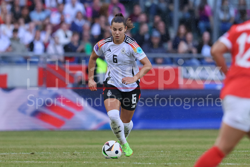 Fussball, EM-Qualifikation Frauen, Deutschland - Österreich | v.li.: Lena Oberdorf (Deutschland, DFB, 6) am Ball, Einzelbild, Ganzkörper, Aktion, Action, Spielszene