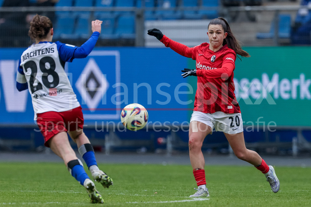 Fussball, Google Pixel Frauen-Bundesliga, Hamburger SV - SC Freiburg | v.li.: Pauline Machtens (Hamburger SV, HSV, 28) und Leela Egli (SC Freiburg, 20) im Zweikampf, Duell, Dynamik, Aktion, Action, Spielszene, DIE DFB-RICHTLINIEN UNTERSAGEN JEGLICHE NUTZUNG VON FOTOS ALS SEQUENZBILDER UND/ODER VIDEOÄHNLICHE FOTOSTRECKEN. DFB REGULATIONS PROHIBIT ANY USE OF PHOTOGRAPHS AS IMAGE SEQUENCES AND/OR QUASI-VIDEO.
