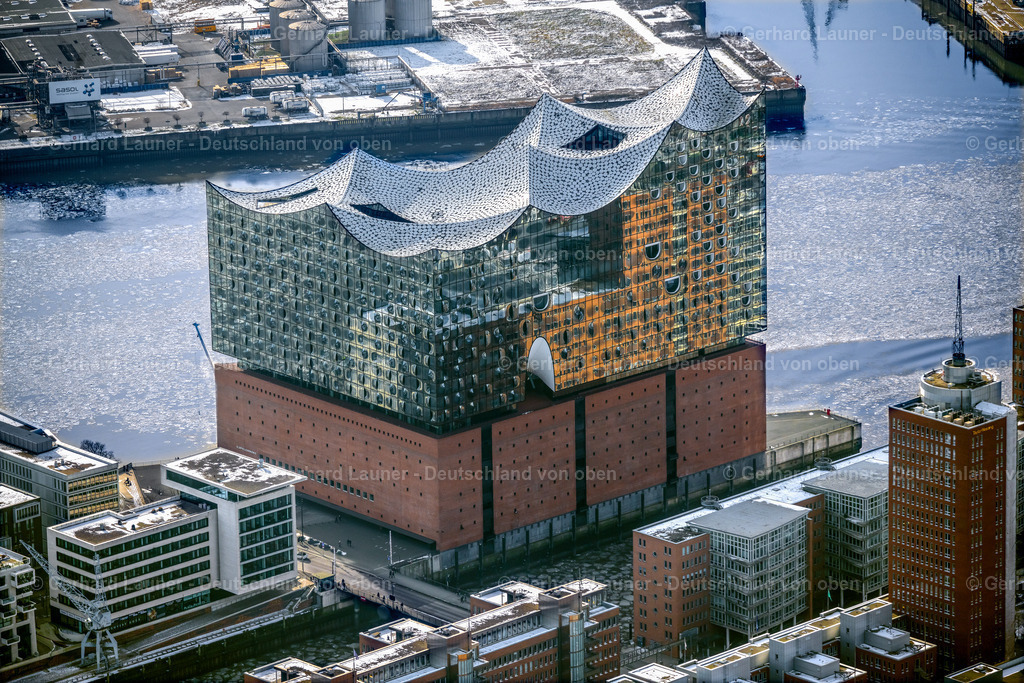 4044731 | HAMBURG 14.02.2021 Elbphilharmonie am Ufer der Elbe im Ortsteil HafenCity in Hamburg. Weiterführende Informationen bei: BGT Bischoff Glastechnik AG,  Drees &amp; Sommer SE,  Herzog &amp; de Meuron,  Höhler+Partner Architekten PartGmbB,  IBB GmbH - Ingenieurbüro für Brandschutz von Bauarten,  Ingenieurbüro Dr. Siebert Büro für Bauwesen,  Quantum Immobilien AG,  ReGe Hamburg Projekt-Realisierungsgesellschaft mbH. // the Elbe Philharmonic Hall on the river bank of the Elbe in the district HafenCity in Hamburg. Further information at: BGT Bischoff Glastechnik AG,  Drees &amp; Sommer SE,  Herzog &amp; de Meuron,  Hoehler+Partner Architekten PartGmbB,  IBB GmbH - Ingenieurbuero fuer Brandschutz von Bauarten,  Ingenieurbuero Dr. Siebert Buero fuer Bauwesen,  Quantum Immobilien AG,  ReGe Hamburg Projekt-Realisierungsgesellschaft mbH. Foto: Gerhard Launer