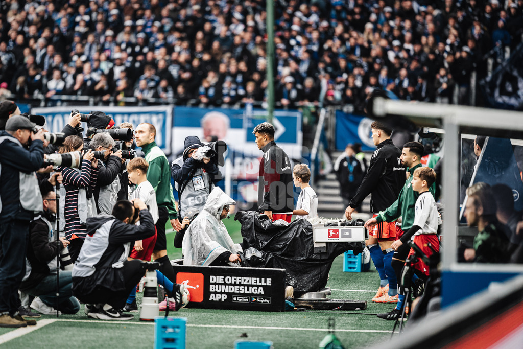 Fußball | Männer | Saison 2025/2026 | 1. Fußball-Bundesliga | 8. Spieltag | Hamburger SV vs. VfL Wolfsburg | 25.10.2025 | Ransford-Yeboah Königsdörffer (#11, HSV) läuft in das Stadion ein