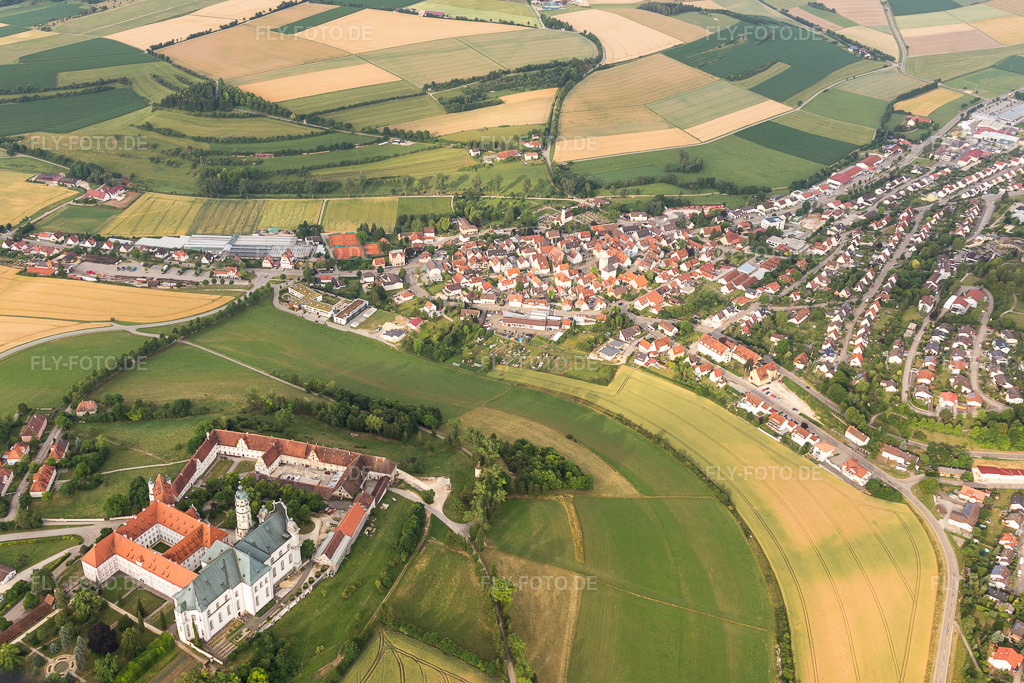 Luftbild: Gebäudekomplex des Klosters und Museums Neresheim in Neresheim im Bundesland Baden-Württemberg in Deutschland. Foto: IMG_101623.jpg vom 08.07.2017 durch Werner Riehm/FLY-FOTO.de