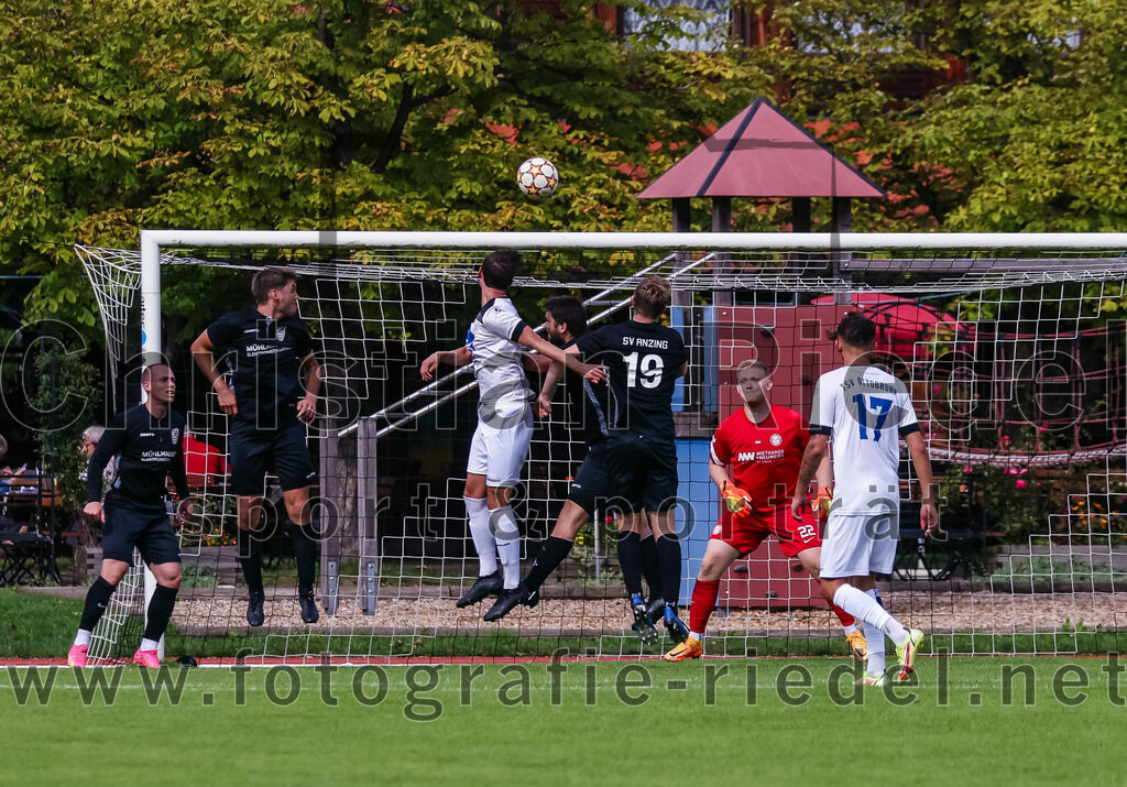 2023-09-03_097_SV_Anzing_gegen_TSV_Ottobrunn | Anzing, Deutschland, 03.09.2023:
Fußball, Kreisliga 2023 / 2024, Testspiel, 3. Spieltag, Endergebnis: 3:0

Benno Stadler (SV Anzing, #5), Marius Flecke (TSV Ottobrunn, #5), Gabriel Hrase (SV Anzing, #18), Alexander Huber (SV Anzing, #19), Torwart Florian Huber (SV Anzing, #22), Luca Domabyl (TSV Ottobrunn, #17)

Foto: Christian Riedel / fotografie-riedel.net