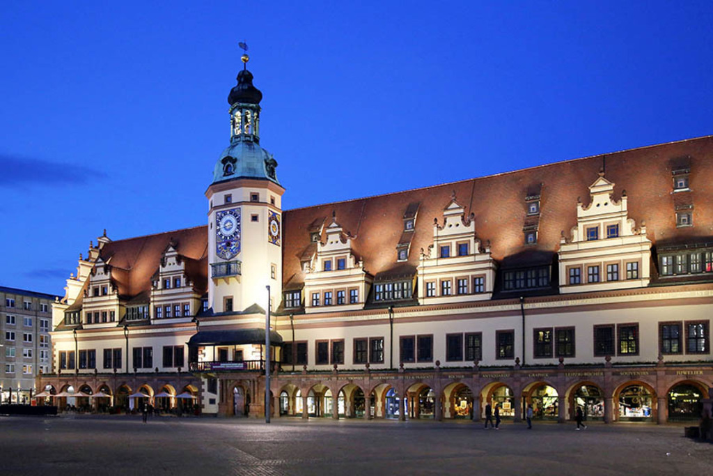 Bildlexikon Leipzig - Altes Rathaus - Abendstimmung | Das Team hinter BILDLEXIKON LEIPZIG bündelt historische wie aktuelle Informationen über die Stadt Leipzig in Text und Bild auf einer Plattform und stellt diese der interessierten Öffentlichkeit zur Verfügung.