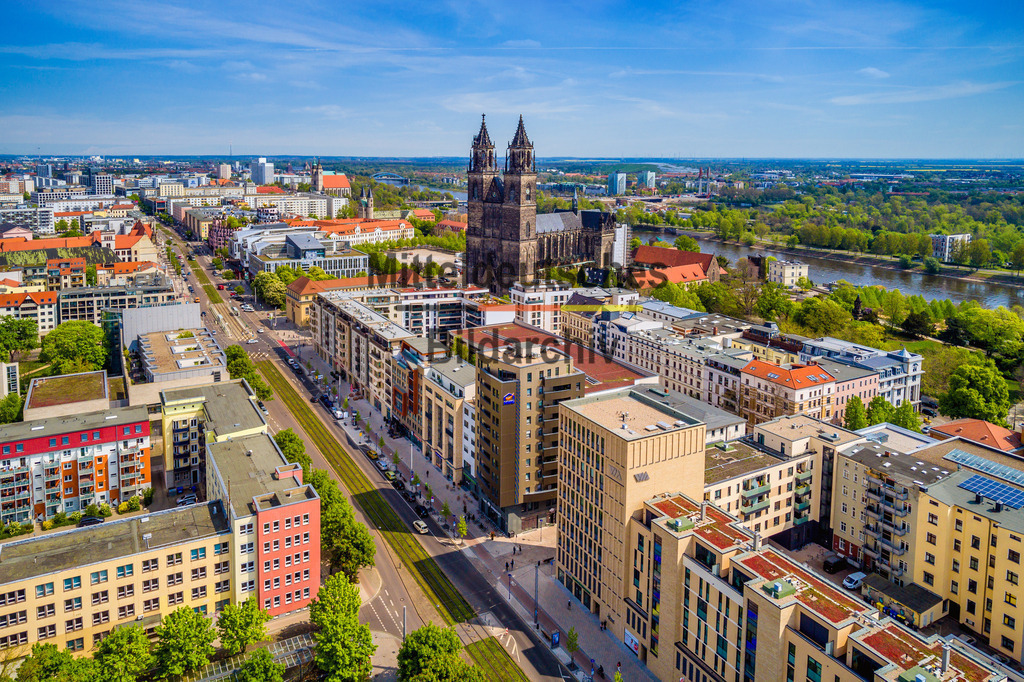 Breiter Weg Magdeburg Domviertel MWG-0018 | Domviertel mit MWG, WOBAU,In unmittelbarer Nähe zum berühmten Magdeburger Dom ist mit dem Domviertel eine brandneue Mehr­gene­rationen-Wohnanlage im Herzen der Stadt entstanden. Dieses neue Quartier lässt bei seinen zukünftigen Bewohner*innen kaum Wünsche offen, ob Familien mit Kindern, Generation 50plus, Senior*innen oder Singles und Paare.Die Wohnungen im Domviertel bestechen durch durch­dachte Grundrisse mit viel Raum für Gestaltungs­freiheit. Hochwertige und innovative Materialien garan­tieren Nach­haltig­keit und Energie­effizienz. Wir setzen auf eine geräusch­dämmende Bauweise und bieten ein ausge­feiltes Sicher­heits­konzept mit modernen elektro­nischen Schließ­anlagen. - Realisiert mit Pictrs.com