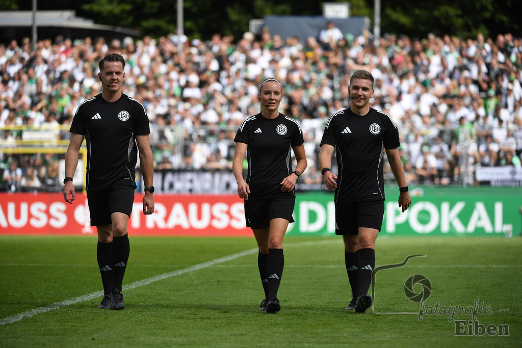 SV Atlas-Delmenhorst-Borussia Mönchengladbach | DFB-Pokal 1. Runde;SV Atlas Delmenhorst (gelb)-Borussia Mönchengladbach (schwarz) am 17.08.2025 in Oldenburg (Marschweg-Stadion), Photo: Philip Eiben 2025 - Realisiert mit Pictrs.com
