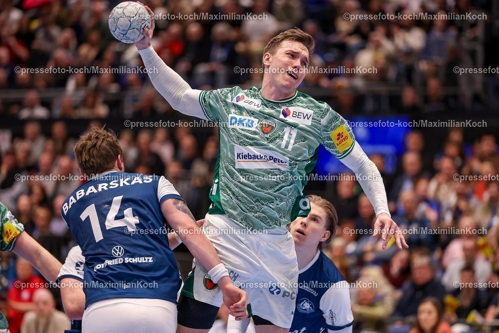 BHC22022601122 | 22.02.2026, Handball, HBL, Bergischer HC - Füchse Berlin, Mitsubishi Electric HALLE Düsseldorf: Lasse Andersson (Füchse Berlin #11) wirft den Ball auf das Tor gegen Gerdas Babarskas (BHC #14) 