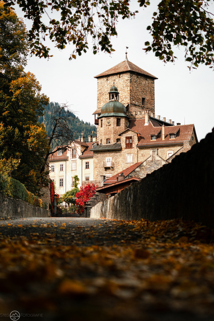 Herbstliches Schloss Ortenstein | Herbstbild des Schloss Ortenstein im Kanton Graubünden. Format 3:2 - Realized with Pictrs.com