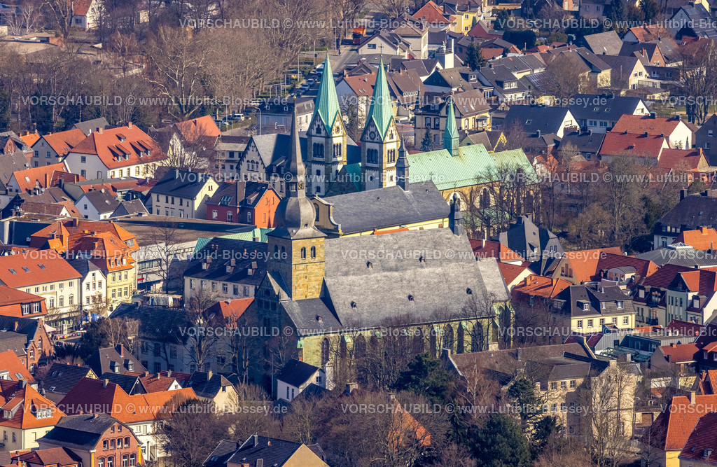 Werl220301137 | Luftbild, Altstadt mit kath. Kirche St. Walburga, Alte Wallfahrtskirche und Wallfahrtsbasilika Mariä Heimsuchung, Werl, Soester Börde, Nordrhein-Westfalen, Deutschland