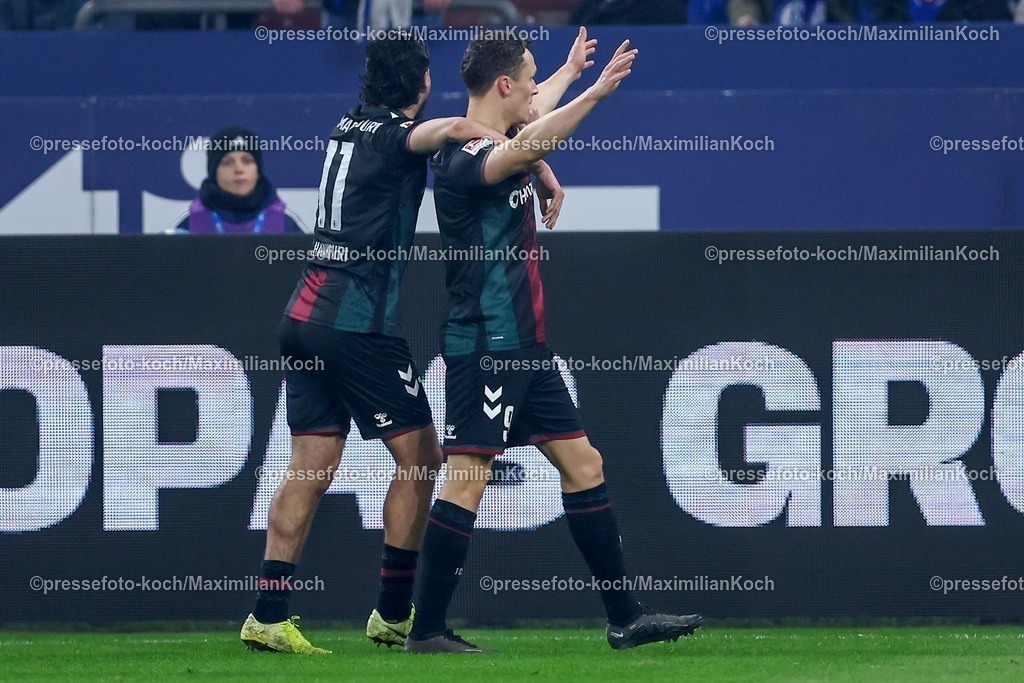 S0401022501048 | 01.02.2025, Fußball, FC Schalke 04 - 1. FC Magdeburg, 2.. Fußball Bundesliga, 20. Spieltag, Veltins-Arena Gelsenkirchen, Saison 2024 2025: Torjubel nach dem 2:0 durch Martijn Kaars (1.FC Magdeburg #9) DFB regulations prohibit any use of photographs as image sequences and or quasi-video.