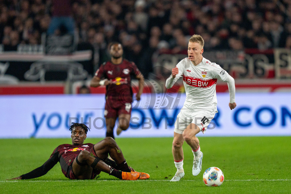 VfB Stuttgart vs. RB Leipzig, Fussball, 1. Bundesliga, 26. Spieltag, 15.03.2026 | Chris Fuehrich (VfB Stuttgart, #10) am Ball gegen Ezechiel Banzuzi (RB Leipzig, #06),VfB Stuttgart vs. RB Leipzig, Fussball, 1. Bundesliga, 26. Spieltag, 15.03.2026Foto: photosbyphips/Philip Ziegler