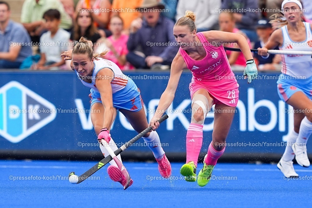 xydrx17082503023 | 17.08.2025, xydrx, Frauen EuroHockey Championship 2025, Finale, Niederlande - Deutschland, Sparkassenpark Mönchengladbach: Lena Micheel (GER #11) im Zweikampf gegen Marijn Veen (NED #19)