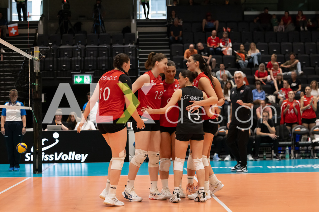Georgia v Switzerland - CEV European League Women | KRIENS, SWITZERLAND - JUNE 12: Georgian team celebrating during the CEV European League match between Georgia and Switzerland at Pilatus Arena on June 12, 2026 in Kriens, Switzerland. - Realisiert mit Pictrs.com