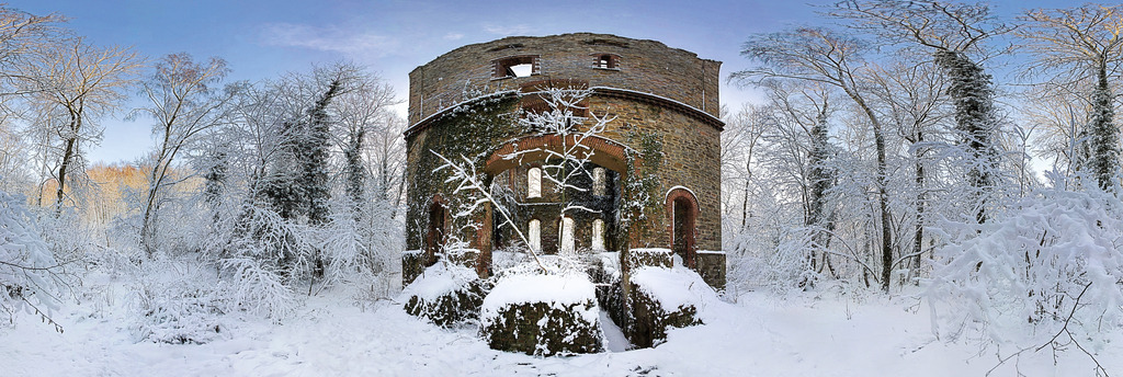 Stüveschacht am Piesberg | Der Stüveschacht aus dem Jahr 1873 gehörte zur Steinkohleförderung am Piesberg in Osnabrück. Er war bis zu seiner Restaurierung Anfang der 2010er Jahre ein echter "Lost Place". Durch die Stille und die eisigen Temperaturen während der Aufnahme wurde die Verlassenheit dieses Ortes intensiv erlebbar. - Realisiert mit Pictrs.com