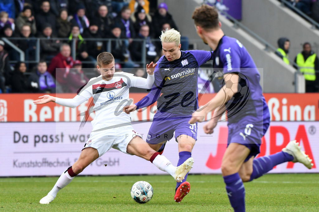 20200208_OSNFCN_0054 | Fußball, Herren: Fabian Nuernberger (1. FC Nuernberg) und Niklas Schmidt (VfL Osnabrueck) im Zweikampf waehrend des Spiels der 2. Bundesliga zwischen VfL Osnabrueck und 1. FC Nuernberg im Stadion an der Bremer Bruecke am 08.02.2020 in Osnabrueck, Deutschland.DFB / DFL REGULATIONS PROHIBIT ANY USE OF PHOTOGRAPHS AS IMAGE SEQUENCES AND/OR QUASI-VIDEO. - Realisiert mit Pictrs.com